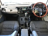 70特有のシンプルなコクピットは運転に集中させてくれますよ♪