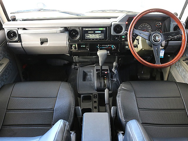 70特有のシンプルなコクピットは運転に集中させてくれますよ♪
