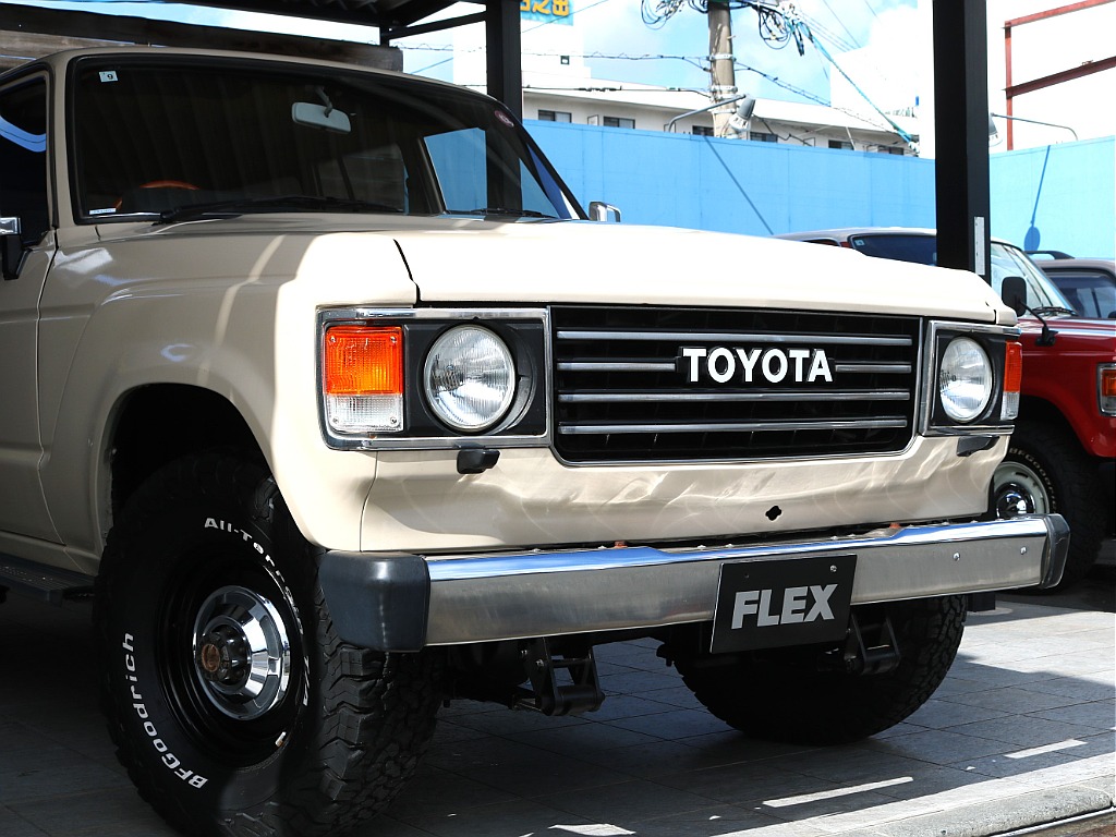 丸目のヘッドライトとTOYOTA文字のラジエーターグリル！レトロでカッコイイ組み合わせです！