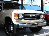 丸目のヘッドライトとTOYOTA文字のラジエーターグリル！レトロでカッコイイ組み合わせです！