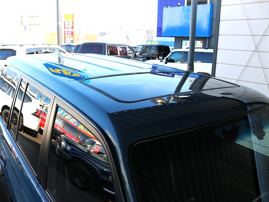 ルーフコンディションも良好！サンルーフ付きになりますので外からの光を取り込めて車内も明るく広々とお使いいただけます♪