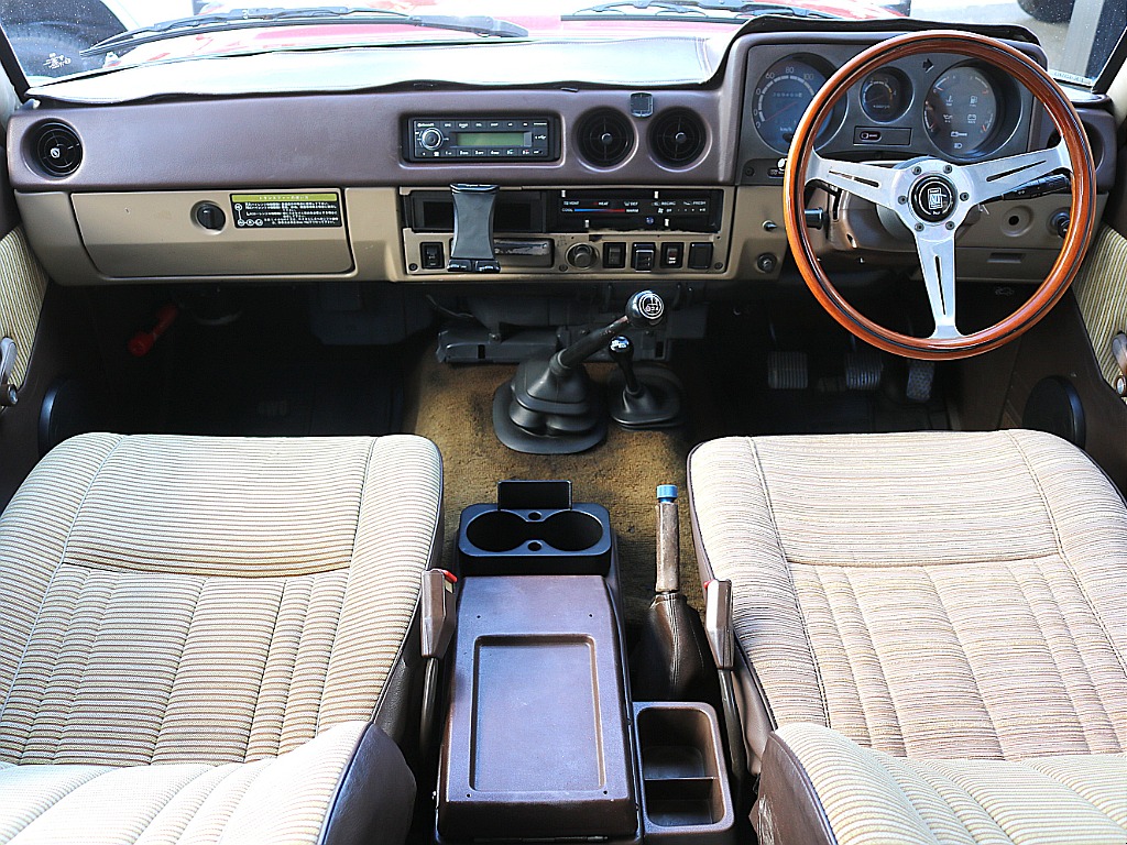 内装は旧車の雰囲気を存分に感じられます！運転席シートの座面は張替え済み！