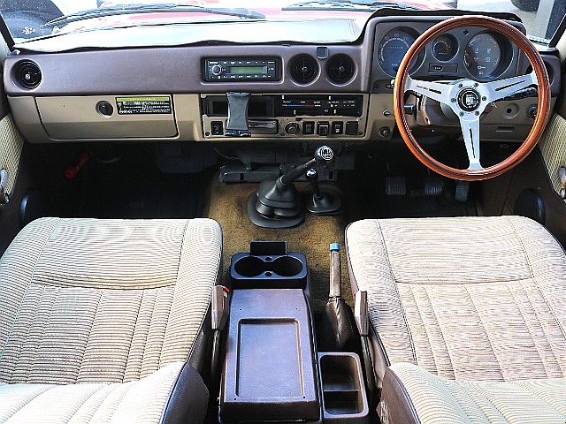 内装は旧車の雰囲気を存分に感じられます！運転席シートの座面は張替え済み！