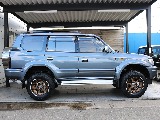 車高はちょい上げの2インチリフトアップ済み！サイドステップも付いてますので、スムーズに乗り降り可能です♪