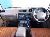 車内はお洒落な茶内装♪