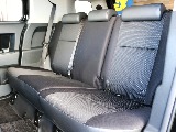 後部座席は座面を跳ね上げ、背もたれを前に倒す事で荷室部分を拡張する事ができます♪いつもより多くの物を積む時や長い物を積む時に重宝しますよ！！後部座席も撥水性のあるファブリックシートです♪