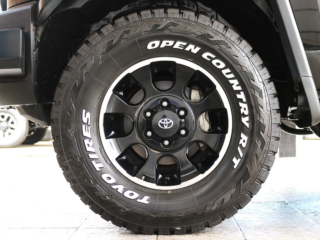 ブラックカラーPKG専用ホイールにTOYOオープンカントリーRTタイヤの組み合わせ♪