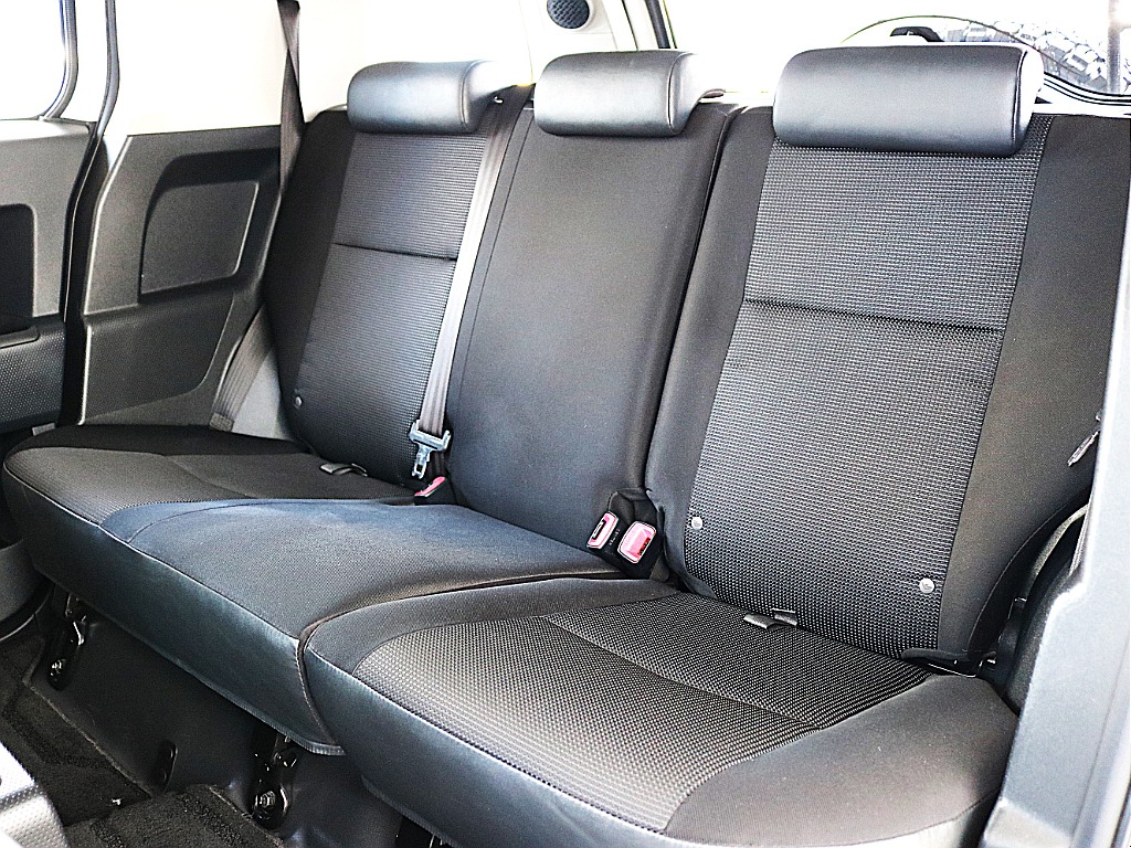 後部座席は座面を跳ね上げ、背もたれを前に倒す事で荷室部分を拡張する事ができます♪いつもより多くの物を積む時や長い物を積む時に重宝しますよ！！後部座席も撥水性のあるファブリックシートです♪