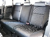 後部座席は座面を跳ね上げ、背もたれを前に倒す事で荷室部分を拡張する事ができます♪いつもより多くの物を積む時や長い物を積む時に重宝しますよ！！後部座席も撥水性のあるファブリックシートです♪