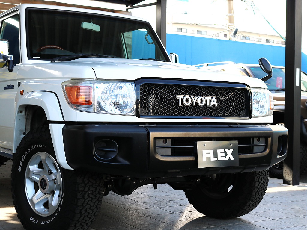 TOYOTA文字のフロントグリル！