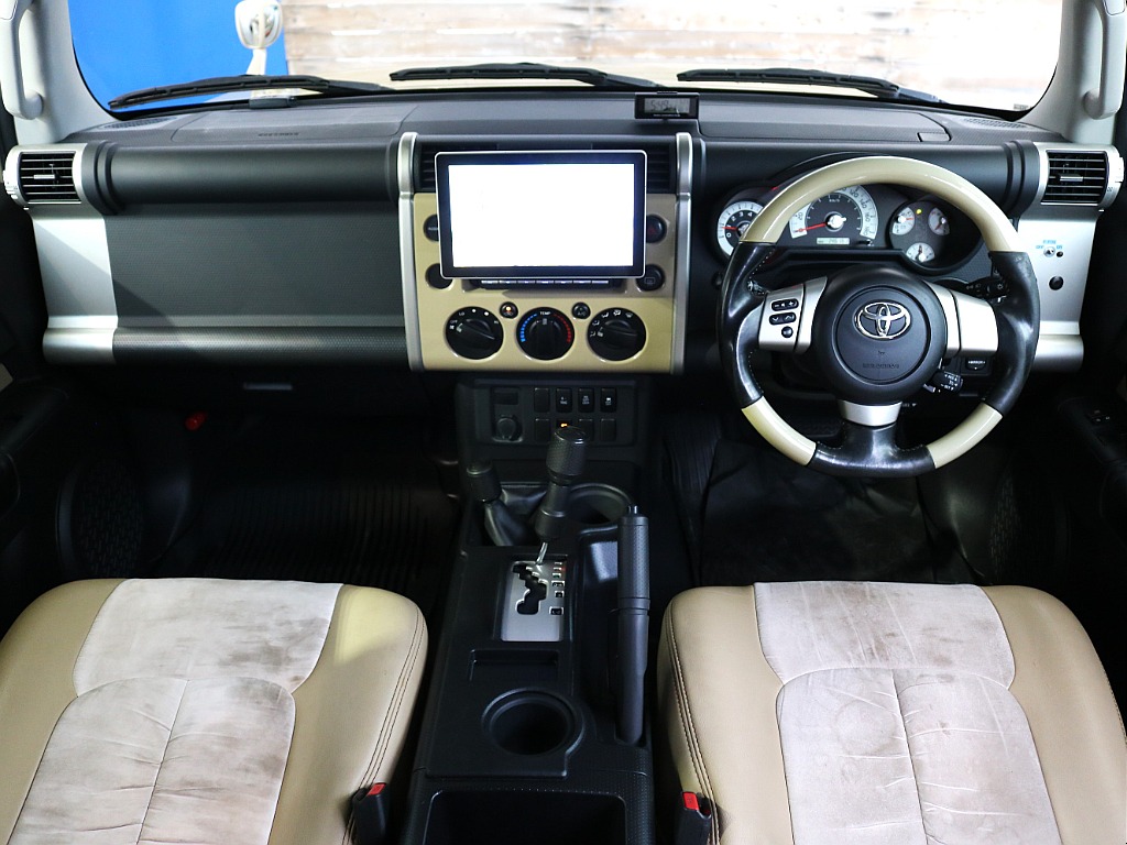 車内はベージュとグレーのインテリア！