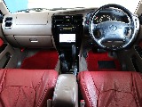 車内は高級感のある茶内装♪