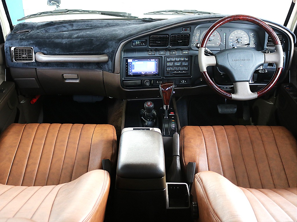 内装はフルカスタムにて仕上げております！