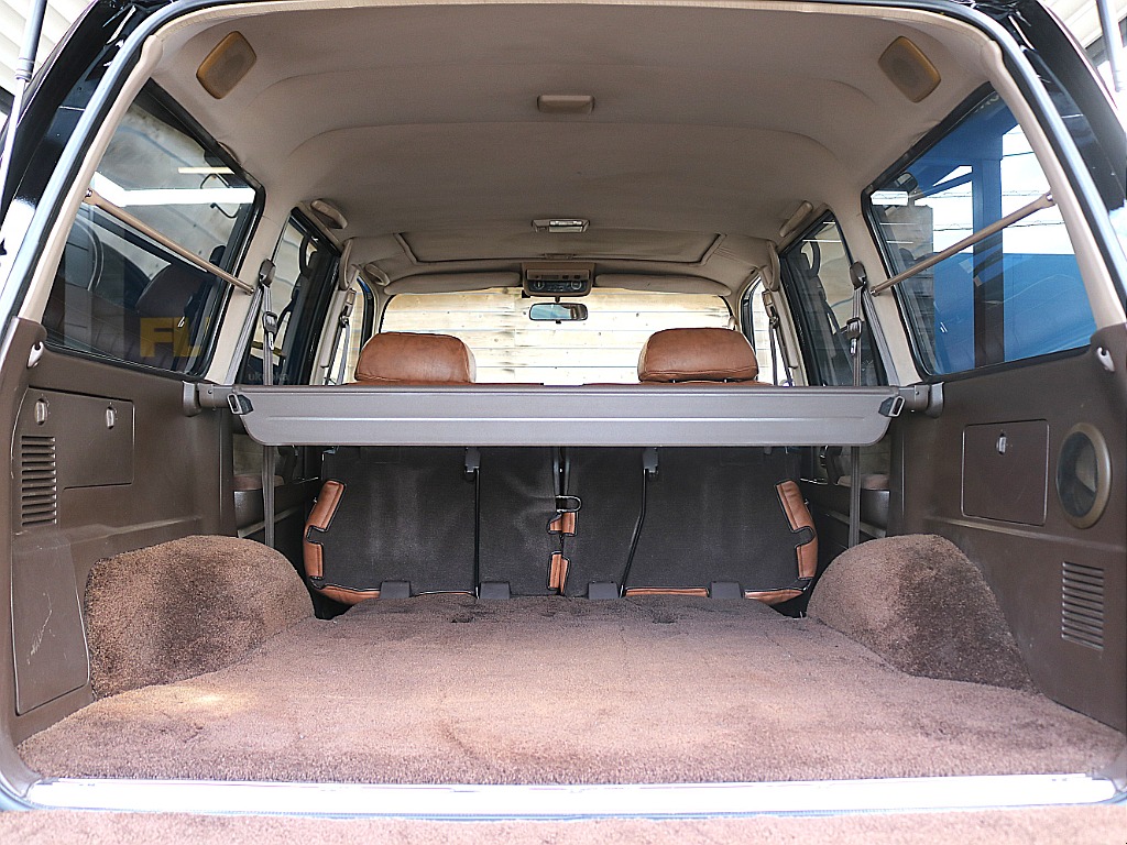 2列目を跳ね上げれば長物の収納も可能です！