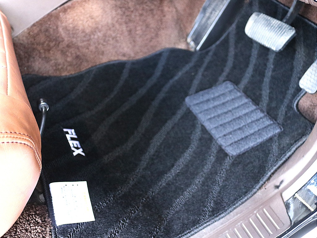新品にてFLEXオリジナルフロアマットを装着済み！