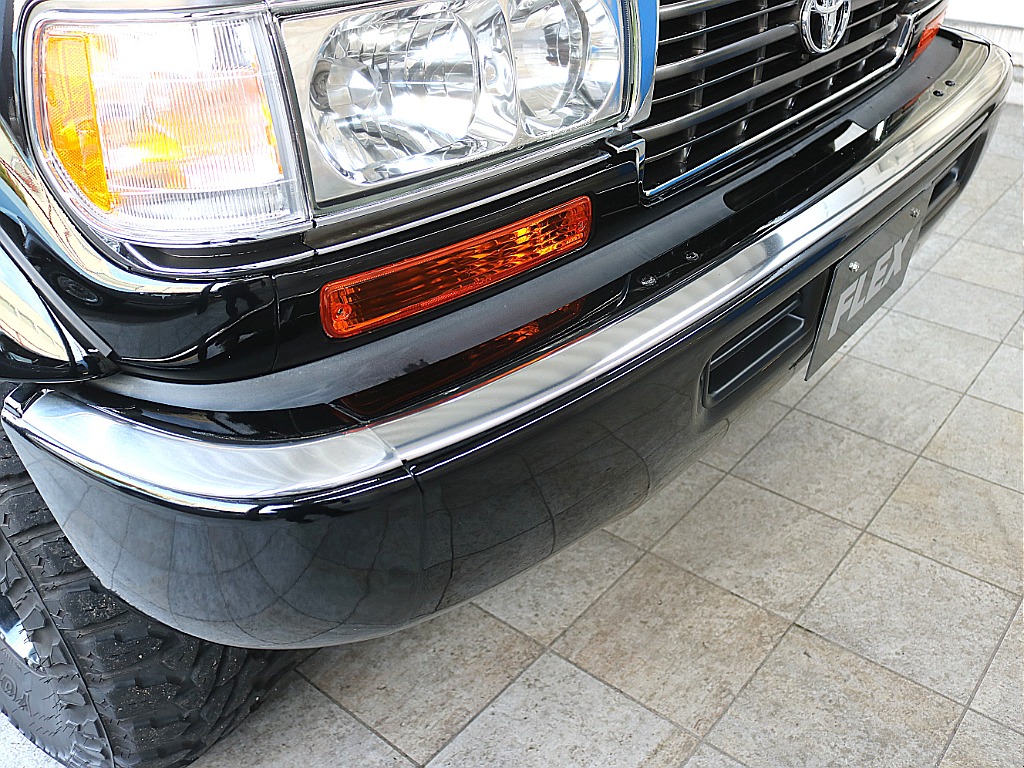 中期型なのでバンパーにはメッキがあしらわれます！