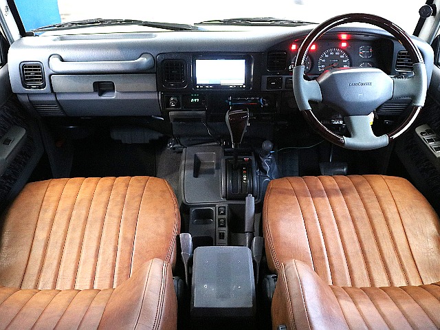 内装はシックなグレーインテリア！カスタムも忘れていません♪