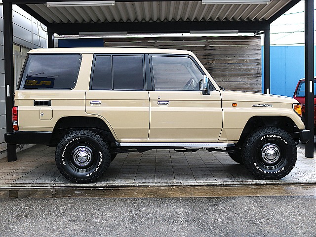 2インチリフトアップを施していますがサイドステップ装備なので乗り降り楽々ですよ♪