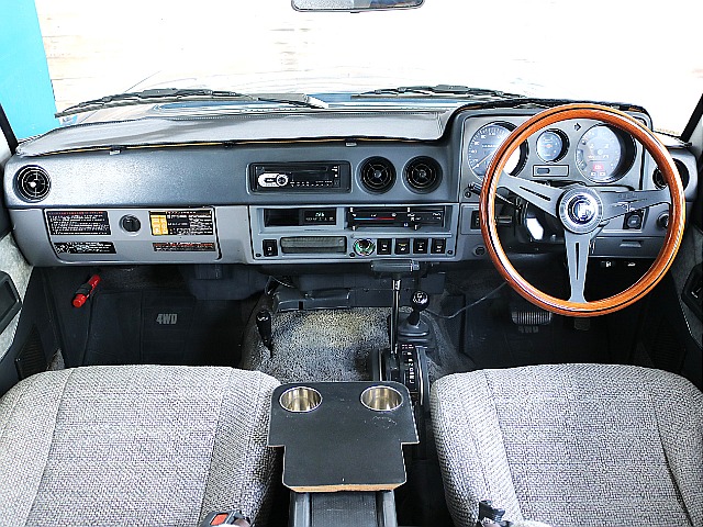 内装はクラシカルな雰囲気となります！現代の豪華装備などはありませんがそこがまた60の良いところです♪