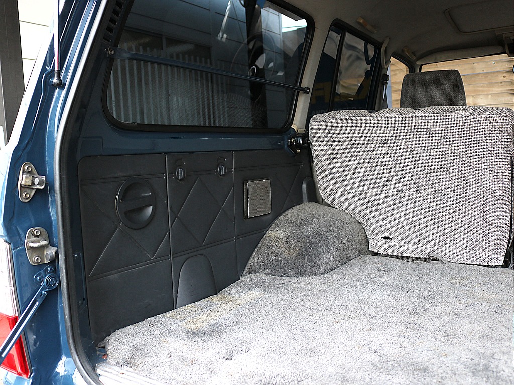 荷室の側面は意外とスレも少なく綺麗です！