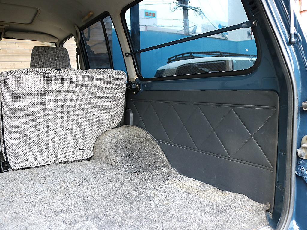 鉄板が見えているシンプルな内張も今の車には見られないですね♪