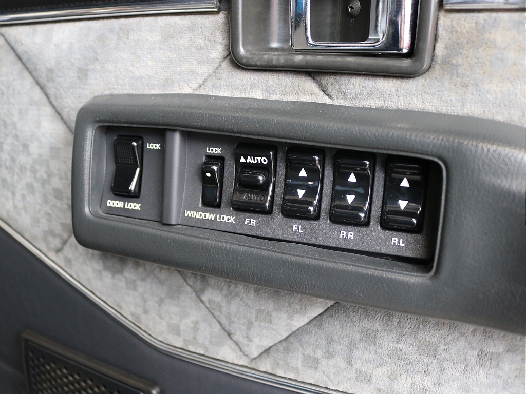 パワーウインドウに集中ドアロックという現代では当たり前の装備もこの年式では貴重です♪
