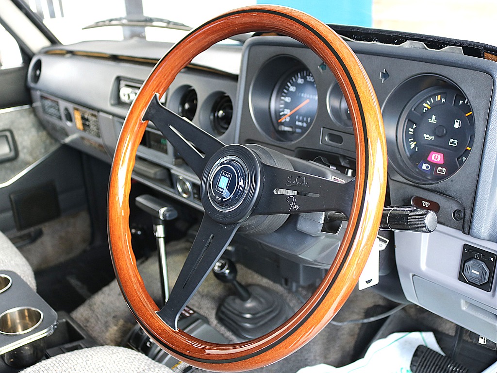 ナルディウッドステアリングも装備済みです！60の様な旧車には抜群の相性です！