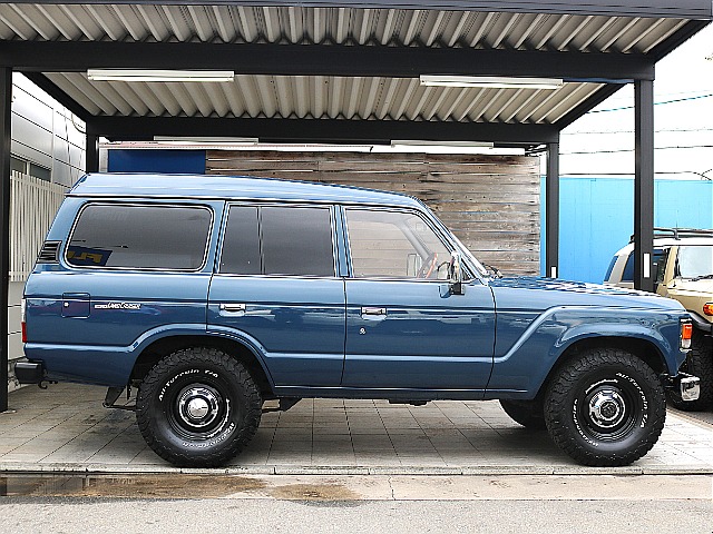 サイドビューは現代の車では見られない特有のスタイルとなります！