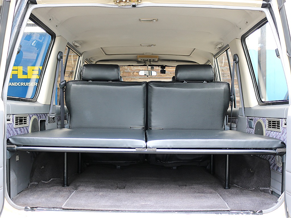 ベッドキットが装備済みの為キャンプや車中泊にも大活躍！