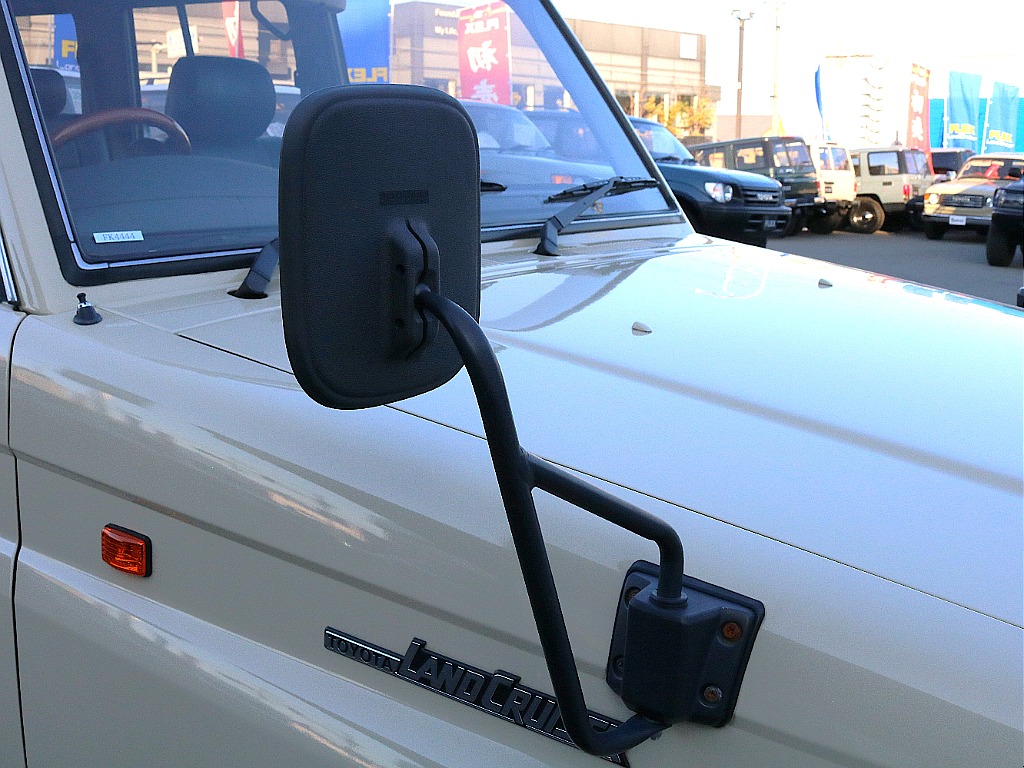 フェンダーミラーでよりクラシックになってます！