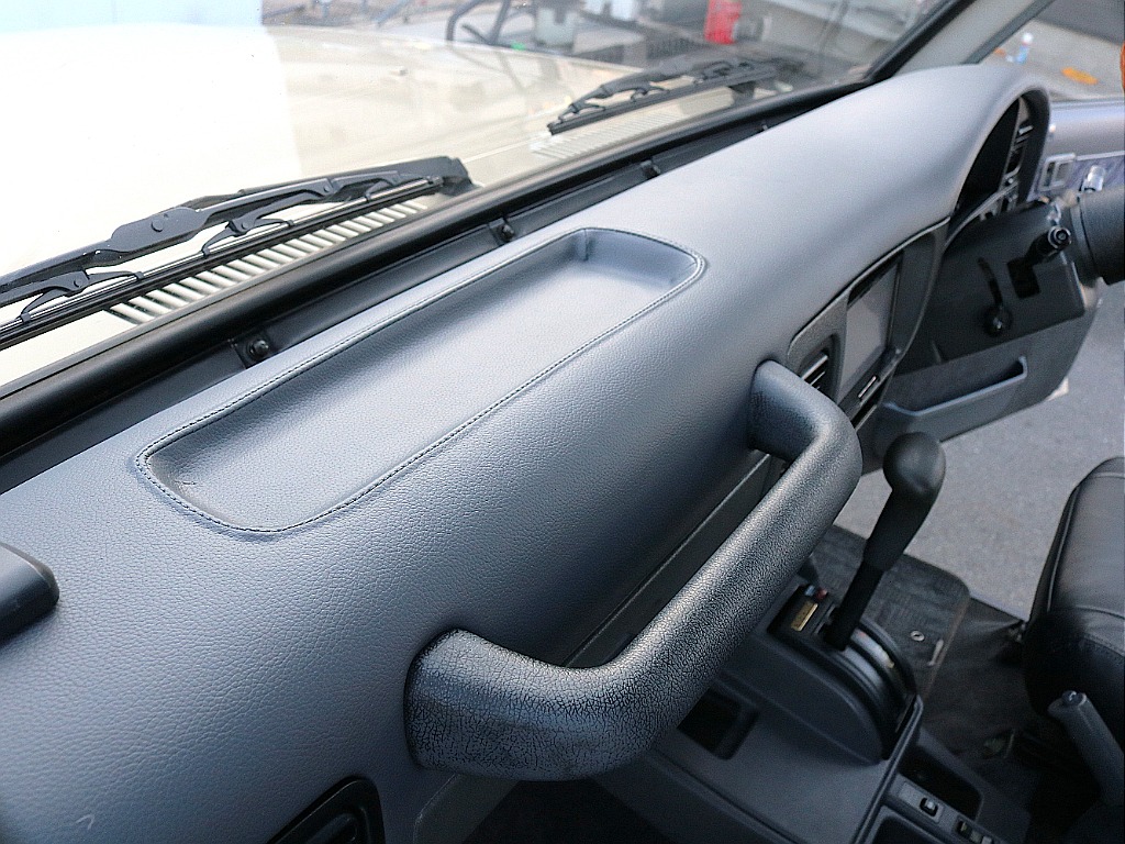 ダッシュボードは新品に張り替えてます！