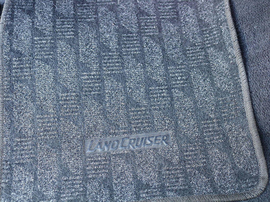 フロアマットは純正のままです！