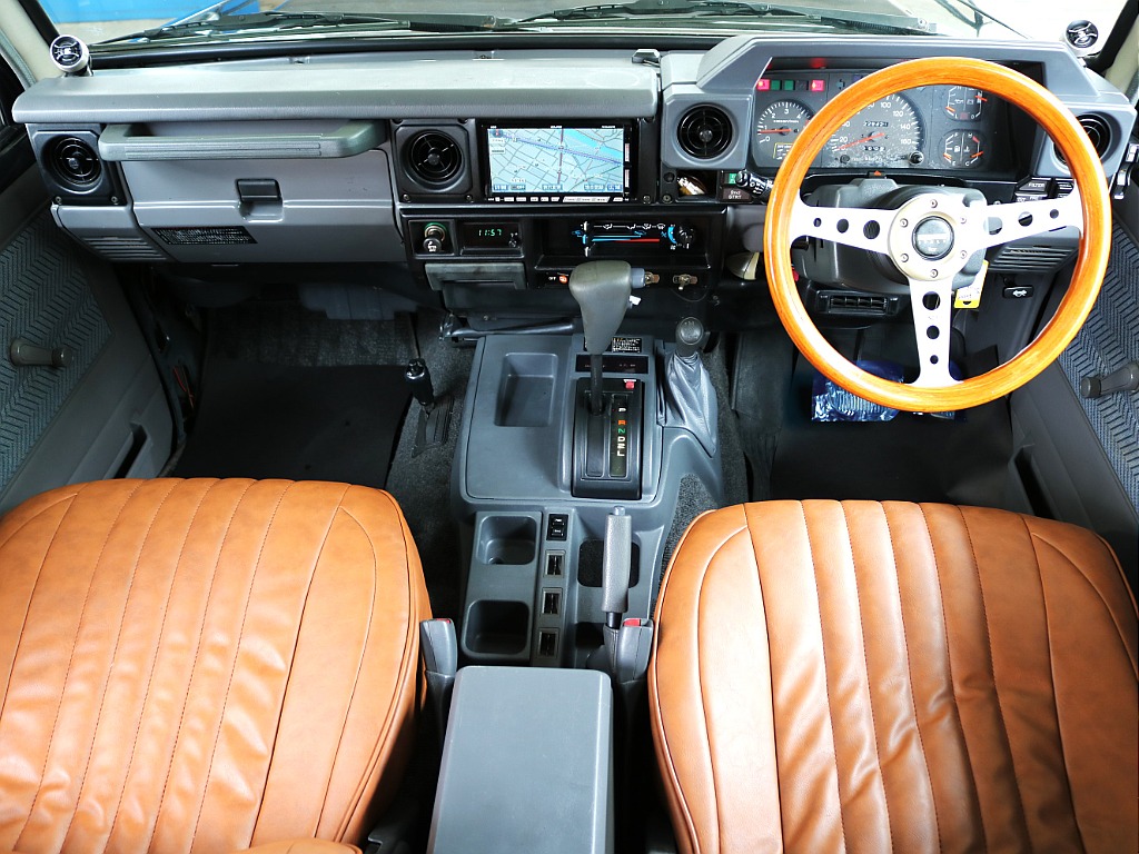 ウッドステアリングとブラウンシートカバーが差し色になりシンプルな車内をお洒落に♪