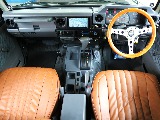 ウッドステアリングとブラウンシートカバーが差し色になりシンプルな車内をお洒落に♪