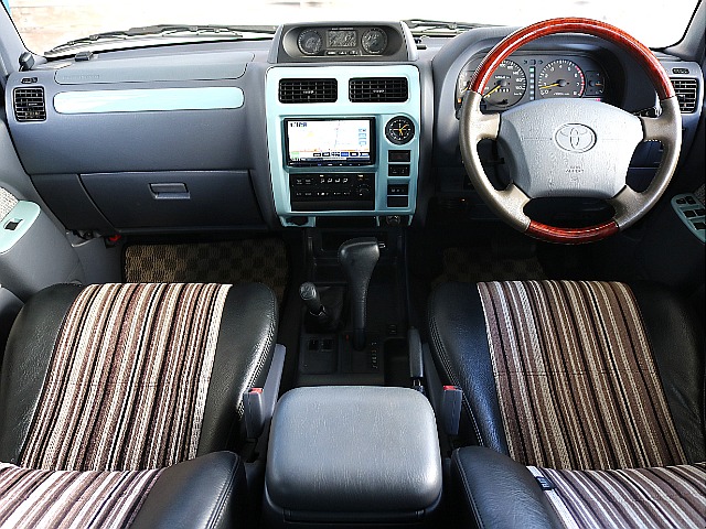 内装はシックなグレー内装！ インパネもボディ同色に塗られており細かいところも拘っています♪