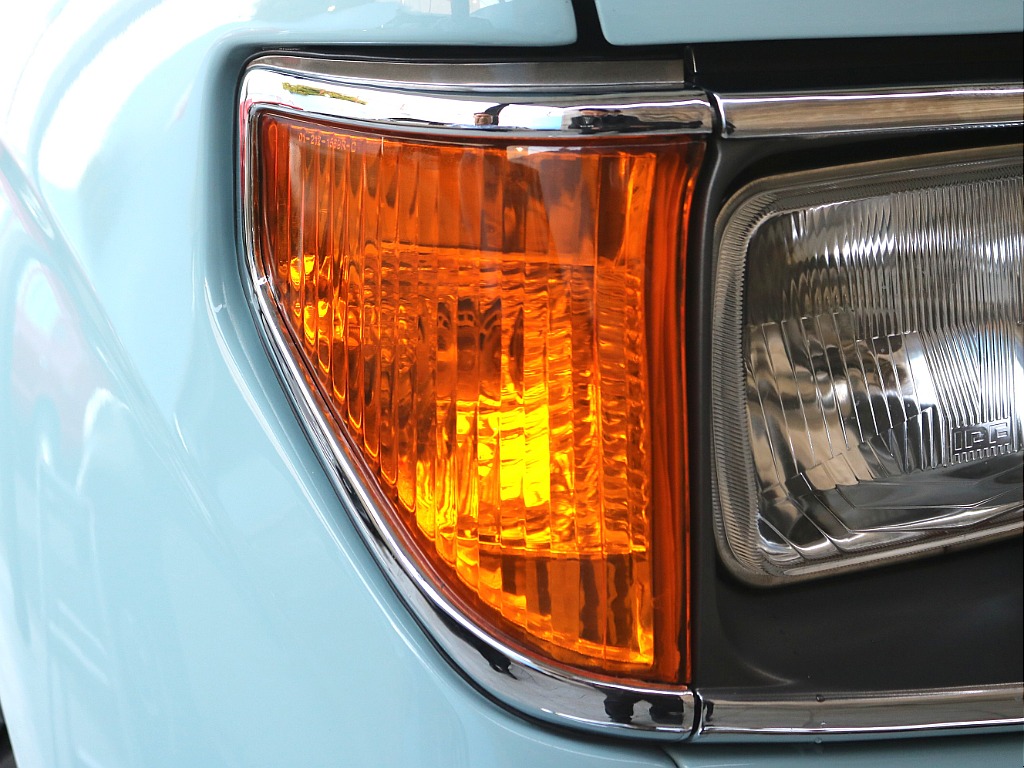 青によく映えるオレンジのコーナーレンズも装備済み！