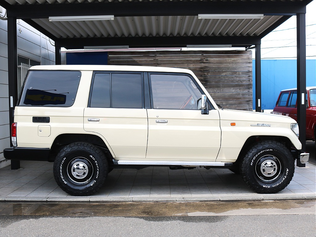 ノーマル車高のサイドステップ有り。小さなお子様の乗り降りも安心！