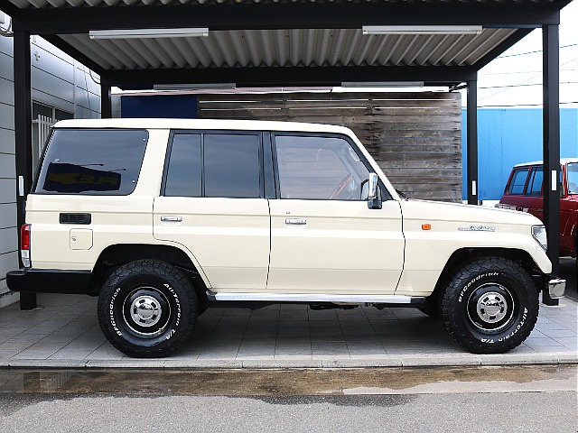 ノーマル車高のサイドステップ有り。小さなお子様の乗り降りも安心！