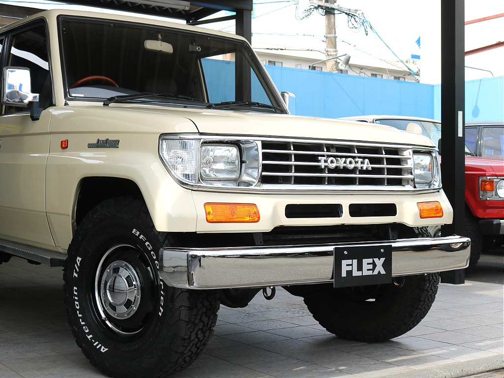 角目のヘッドライトにフルメッキグリル！このレトロ感を是非ともご堪能下さい！