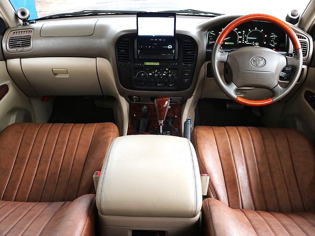 内装は温かみのあるベージュ内装！勿論カスタムも忘れていません♪