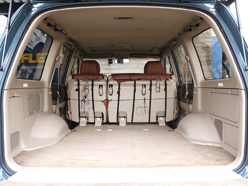 2列目を跳ね上げれば長物も収納可能です！