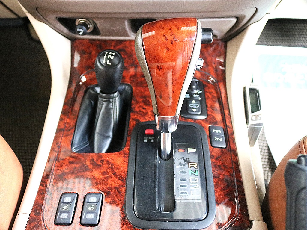 ウッドコンビシフトノブも装備済み！細かなところまで茶色に纏まっております！