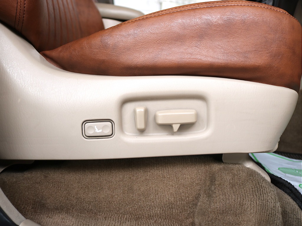 オプションのパワーシートとなります！ 細かな位置で調整可能です♪