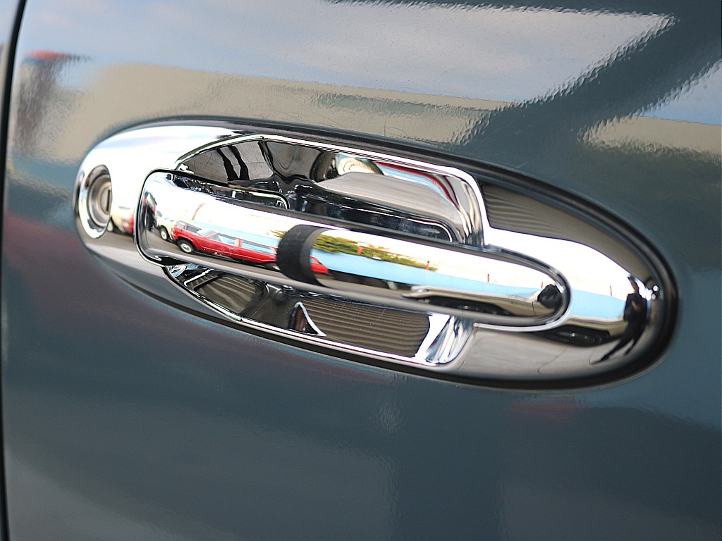 アウタードアハンドルもメッキの物を採用しておりクラシカルな雰囲気が増しますね♪