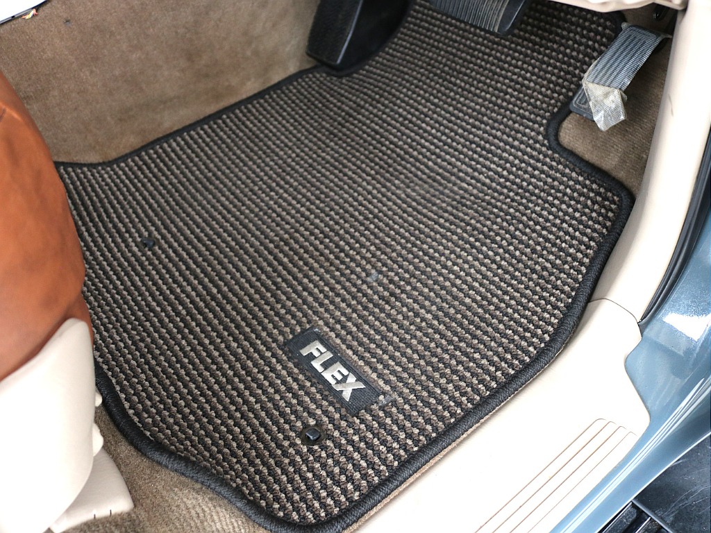 FLEXオリジナルフロアマットも装備済み！