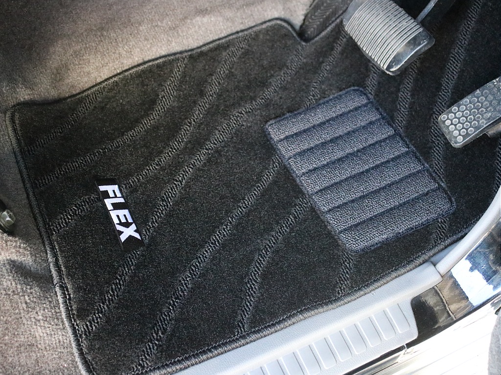 フロアマットは新品をインストール♪最初はキレイに使いたいところですね！