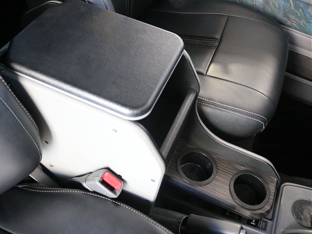 社外センターコンソールBOX！肘掛けの高さが最高に丁度いい♪