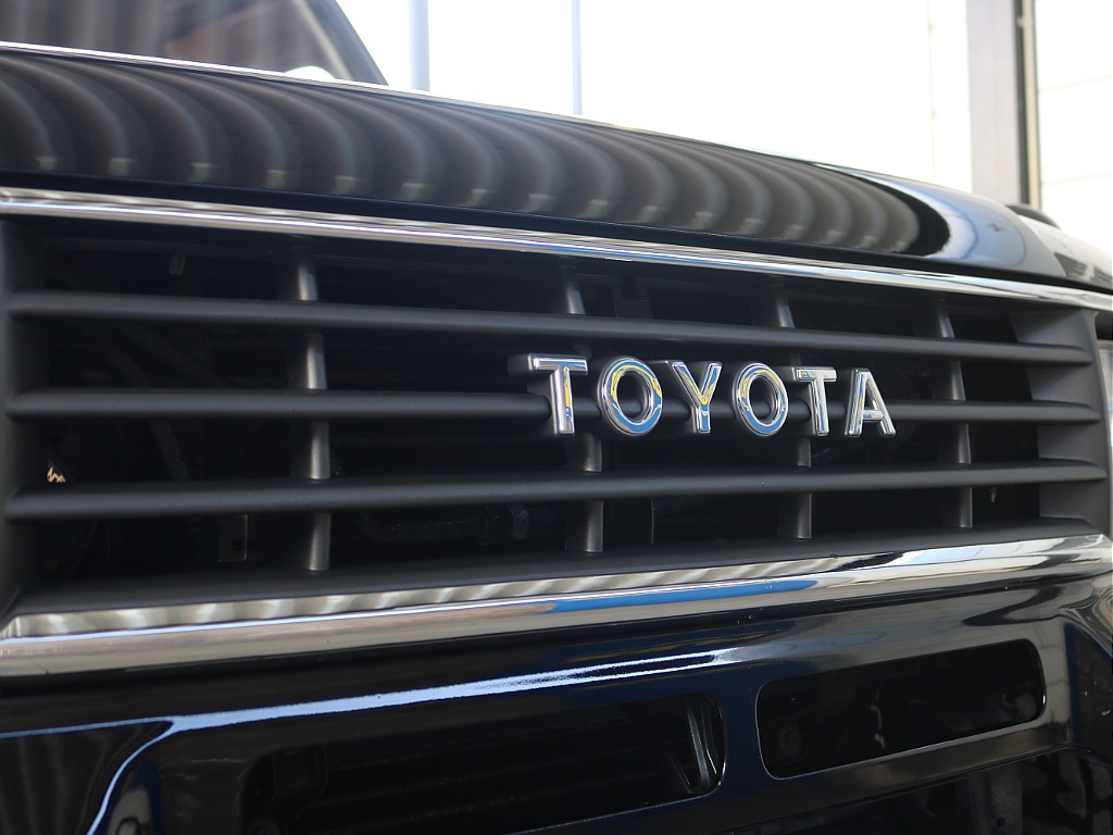 TOYOTA文字フロントグリル！こちらは新品をインストール♪