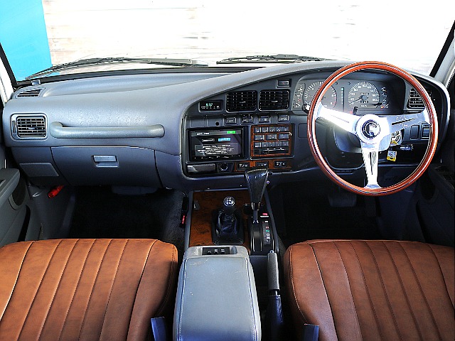 シックなグレー内装！勿論カスタムも忘れていません♪