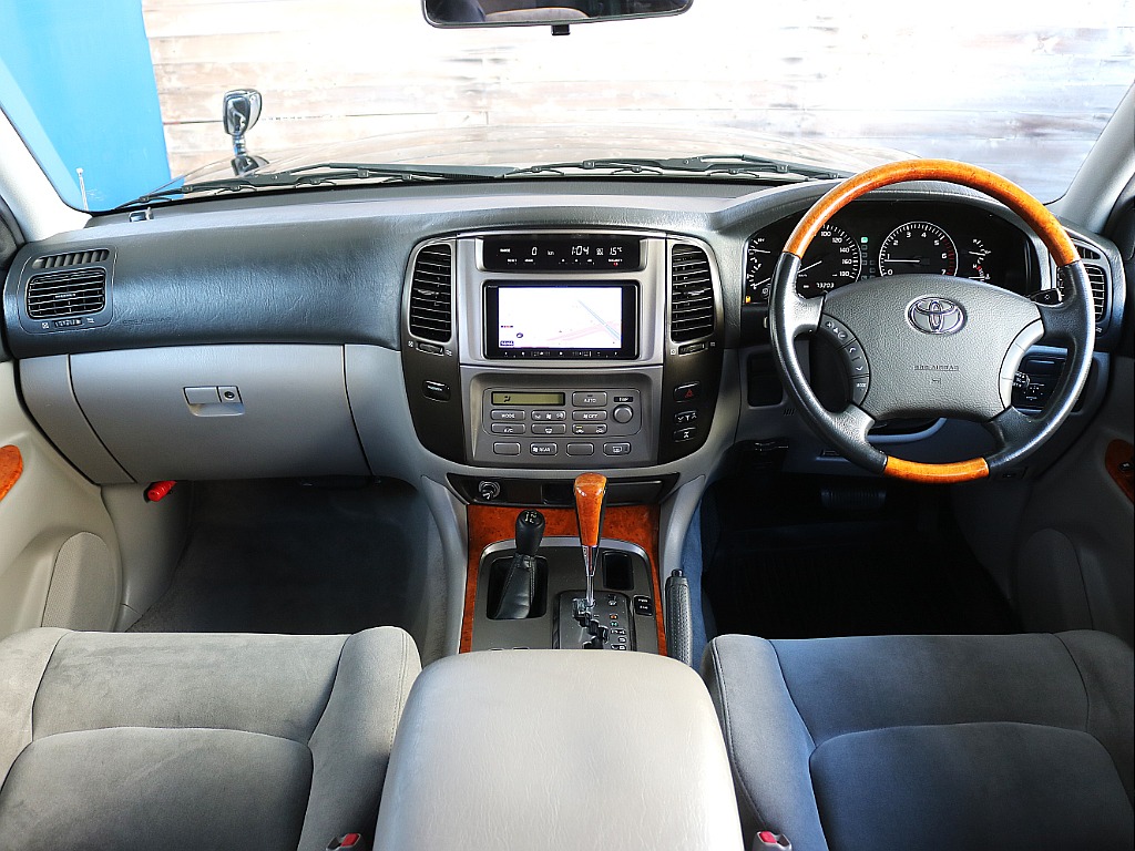 トヨタ ランドクルーザー100(2枚目)